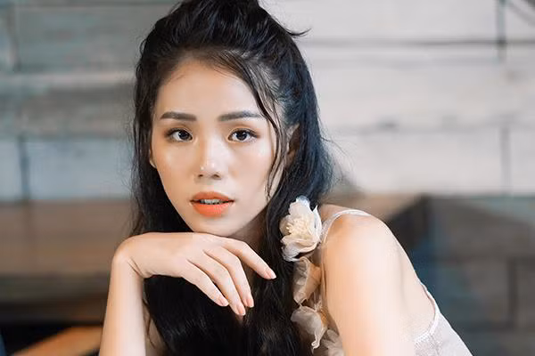 Thánh nữ cover Hương Ly cũng là một trong những Youtuber có lượng theo dõi và lượt xem video khá khủng tại Việt Nam. Nhờ những bản cover đầy cảm xúc và tài phối hợp các nhạc cụ điêu luyện, nữ Youtuber dần chinh phục khán giả và sở hữu cho mình một lượng fan hâm mộ nhất định.