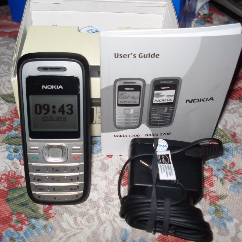 Nhắc đến những điện thoại huyền thoại Nokia khiến người dùng Việt điên đảo, không thể bỏ qua Nokia 1200. Khi ra mắt vào những ngày cuối cùng của năm 2007,thiết bị này được xem là đối thủ trực tiếp của Nokia 1110i.