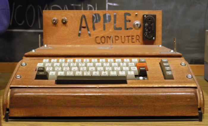 Nói về chiếc Apple I, đây là chiếc PC đầu tiên của Apple được phát hành cách đây 40 năm bởi cố CEO Steve Jobs và đồng sáng lập Steve Wozniak. Chiếc máy tính này được ông tự mình thiết kế phần cứng, thiết kế bảng mạch, và hệ điều hành.
