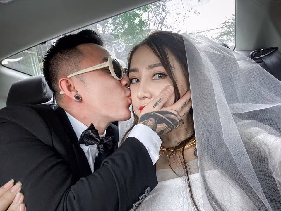 Hiện tại, Kiều Anh Hera đã lên xe hoa cùng chồng đại gia và đang tận hưởng cuộc sống vô cùng sang chảnh. Cô nàng thường xuyên xuất hiện với những bộ cánh đắt đỏ, túi xách hàng hiệu hay những chuyến du lịch nghỉ dưỡng,...
