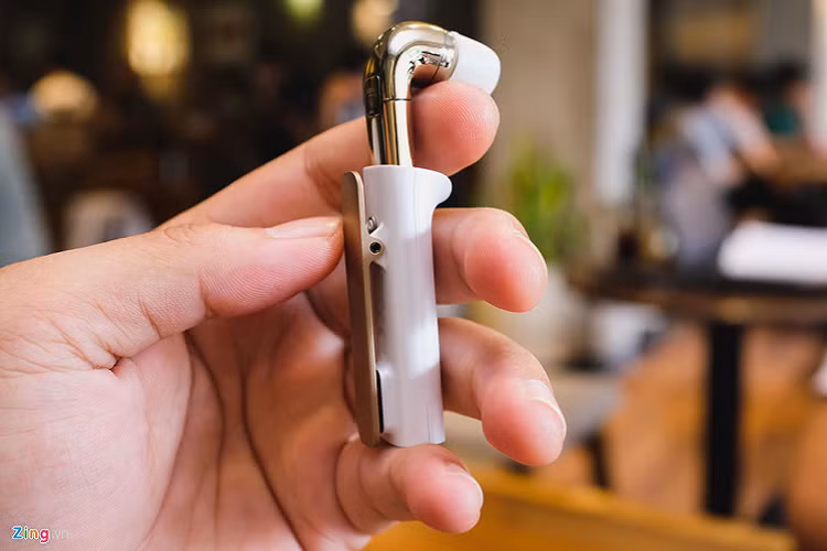 Nếu bạn thấy "quen quen" thì cũng không ai bởi tai nghe J có thiết kế không quá khác biệt với AirPod, sản phẩm được Apple ra mắt năm 2016. Phụ kiện này tất nhiên cũng được mạ vàng 18K để đồng bộ với điện thoại với ,một nút nhận cuộc gọi.