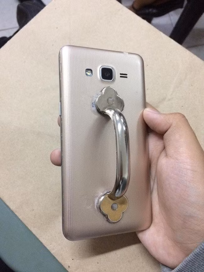 Cần gì phải mua case smartphone kèm móc giữ iring khi bạn có thể tự chế cho riêng mình một cái sáng bóng như thế này từ tay nắm cửa tủ cũ.