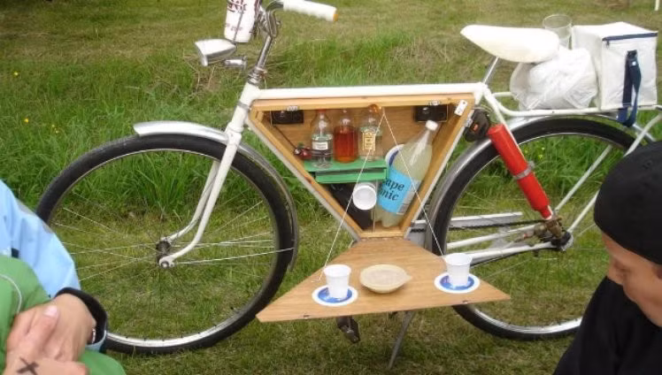 Phát minh siêu độc đáo mà những người thường xuyên đi picnic hẳn sẽ ao ước có một chiếc. Xe đạp 3 trong 1, vừa là phương tiện di chuyển, vừa chứa được thực phẩm lại có thể ngay lập tức biến thành bàn ăn khi cần.