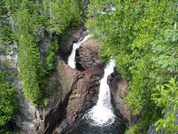 Nằm ở phía bắc hồ Superior rộng lớn ở Bắc Mỹ, thác Devil’s Kettle đặc biệt do có dòng chảy bị chia đôi bởi một tảng đá. Trong đó, một dòng chảy đổ về hồ Superior, dòng chảy còn lại đổ xuống hố sâu không đáy.