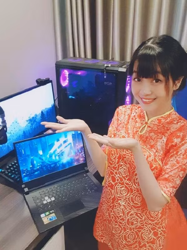 Màn hình LG Ultrawide UM68, ghế gaming Secret Lab Omega Facebook, chuột Razer và bàn phím Logitech là lựa chọn của Hà Mi. Ngoài ra, cô còn sử dụng thêm laptop gaming Asus ROG Strix G531 cấu hình mạnh mẽ.
