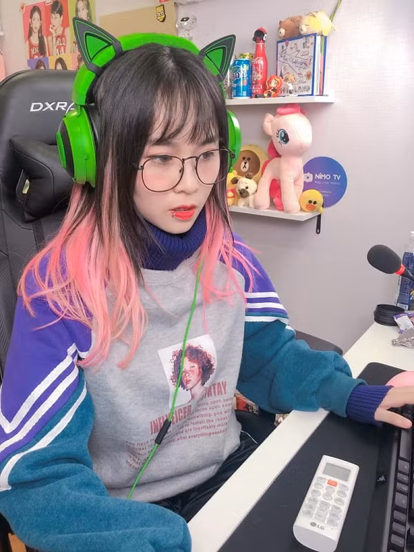 Không hổ danh là dân chơi PC thứ thiệt, hot streamer MisThy chịu chi đến mức đầu tư tới 140 triệu cho góc làm việc của mình. Cô nàng sử dụng dàn máy có cấu hình cao với bộ vi xử lý Intel Core i9-7900X, RAM Corsair Vengeance RGB Pro 16x2 GB 3.000 MHz, SSD Samsung 970 EVO NVMe 250 GB.