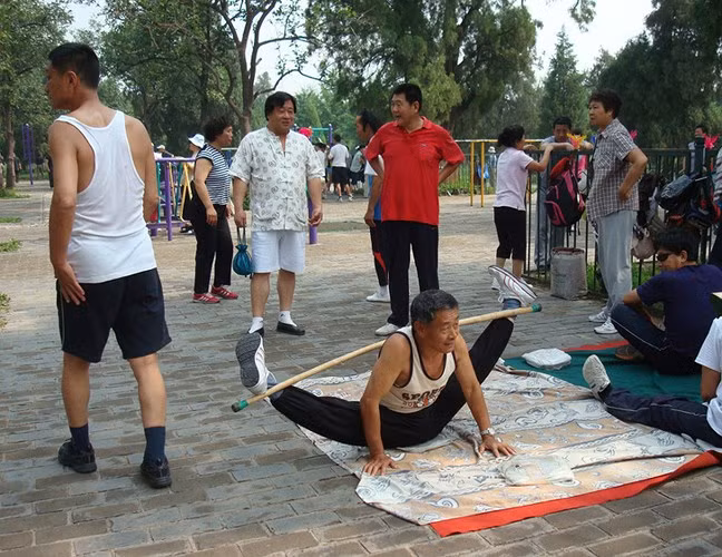 Các bài tập theo nhóm ngoài trời giúp người dân khỏe mạnh.