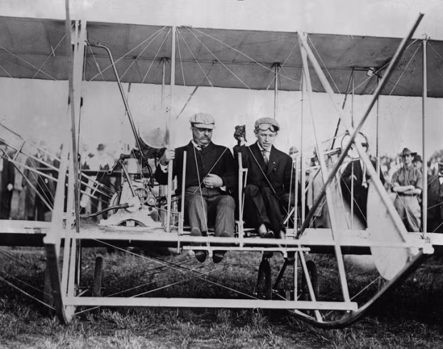Teddy Roosevelt, tổng thống đầu tiên đi máy bay, 1910.