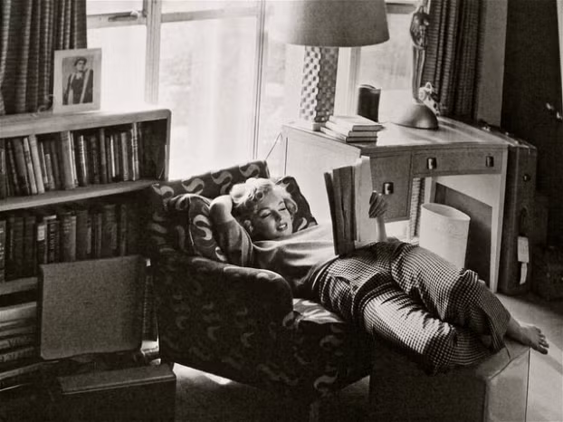 Marilyn Monroe đang đọc sách, 1952.