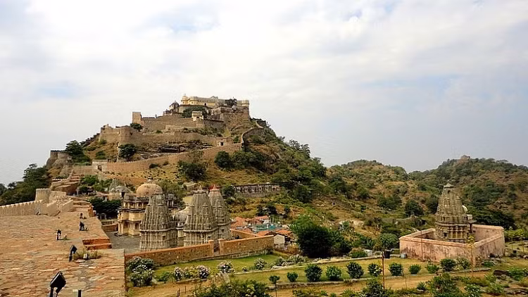 Một trong những công trình nổi bật của “Vạn Lý Trường Thành” phiên bản Ấn Độ chính là pháo đài Kumbhalgarh nằm uy nghi trên 13 đỉnh đồi của dãy núi Aravalli. Pháo đài này bao gồm 7 cổng lớn, giếng nước, gần 360 Jain và đền thờ cổ Hindu từ các giai đoạn lịch sử khác nhau. Kèm theo đó là khoảng 700 hầm pháo, tháp đồng hồ khổng lồ và cả những bức tường thành rộng đến 15 mét bao bọc kiên cố.