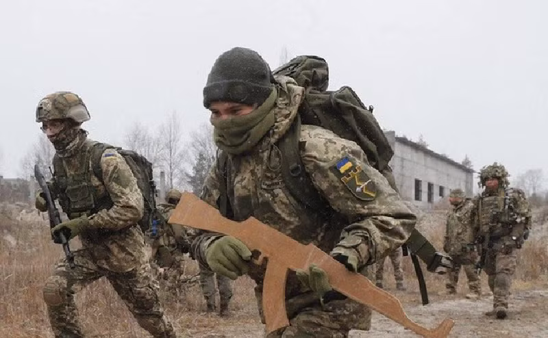 Theo báo cáo, hai lữ đoàn của Quân đội Ukraine hiện đang tập trung tại làng Nikolayevka và các vùng lân cận, với quân số khoảng 2.000 đến 3.000 người. Đối với Quân đội Nga, nếu nhanh chóng phong tỏa con đường này và bao vây hai lữ đoàn của quân Ukraine thì họ có thể giành được thắng lợi lớn về mặt chiến thuật. Ảnh: EPA.