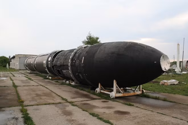 R-36 có chiều dài 32,2 m, đường kính 3 m, trọng lượng phóng 183,9 tấn. Tên lửa có tầm bắn từ 10.000 đến 12.000 km. Nó có thể mang theo từ một tới 5 đầu đạn hạt nhân độc lập với đương lượng nổ 12 đến 18 Mt mỗi đầu đạn.