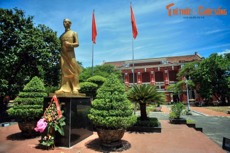 Trường Quốc Học nổi tiếng bởi nhiều nhà cách mạng kiệt xuất của Việt Nam từng theo học tại đây, nổi bật là hai tên tuổi Hồ Chí Minh (niên khoá 1908 - 1909) và Võ Nguyên Giáp (2 niên khóa 1924-1925 và 1925-1926). Ngày nay, trường Quốc Học là một di tích lịch sử quan trọng của Huế.