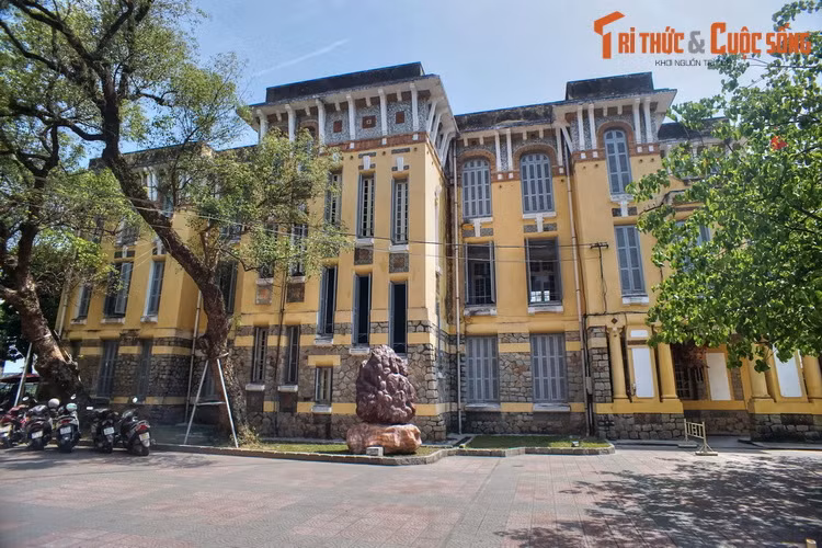 Khối nhà chính của Tòa Công chánh là một tòa nhà ba tầng đồ sộ, tòa nhà thứ hai nằm đối diện qua một khoảng sân. Dù có quy mô lớn và xây dựng bằng vật liệu hiện đại, công trình được đánh giá là hài hòa với cảnh quan sông Hương do được xây xa bờ sông, có nhiều nhiều cây xanh bao quanh.
