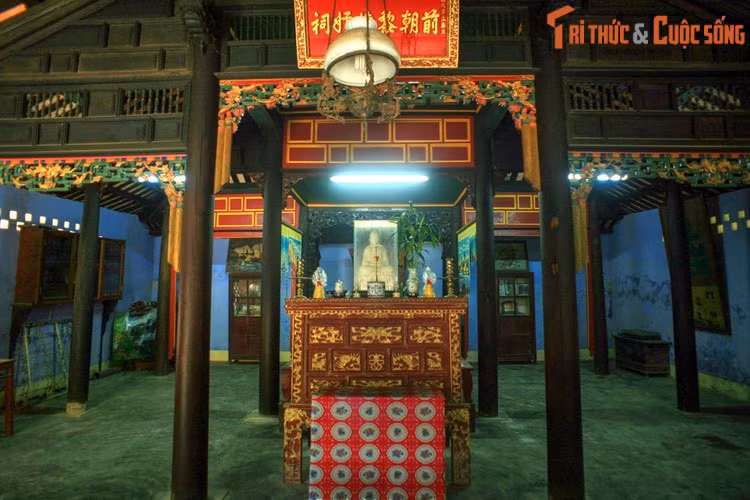 Bên trong phủ thờ bà Tiệp dư. Người đời thường biết đến Tuy Lý vương qua di sản văn học đồ sộ. Khi mới 13 tuổi, ông đã nổi danh vì tài thơ phú, được ca ngợi là "Ông hoàng thơ". Trong sự nghiệp sáng tác của mình, vị hoàng tử nhà Nguyễn để lại nhiều tác phẩm thơ văn Hán - Nôm.