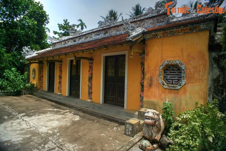 Phủ thờ Tuy Lý vương, một ngôi nhà rường ba gian hai chái. Năm 1865, Tuy Lý vương được cử kiêm nhiệm chức Hữu Tôn Chánh, một chức vụ cao cấp trong Tôn Nhơn Phủ, cơ quan quản lý hoàng tộc của triều đình nhà Nguyễn.