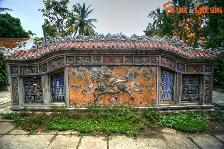 Bình phong hình Long Mã ở phủ Tuy Lý vương. Tỏ ra thông minh, hiếu học từ nhỏ, sau này Tuy Lý vương nổi tiếng là người uyên bác, giỏi làm thơ và thạo nghề chữa bệnh. Năm 1851, ông được giao trông coi Tôn Học Đường là trường học dành riêng cho con em hoàng tộc.