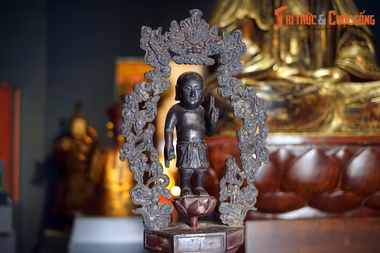 Tượng Phật Thích Ca sơ sinh bằng gỗ sơn son thếp vàng, thế kỷ 19. Trong giai đoạn đầu, phật giáo Việt Nam chịu ảnh hưởng của Phật giáo Ấn Độ và Trung Quốc. Đến thế kỷ thứ 10, sự hình thành nhiều hệ phái đã tạo cho Phật giáo Việt Nam những nét đặc trưng.