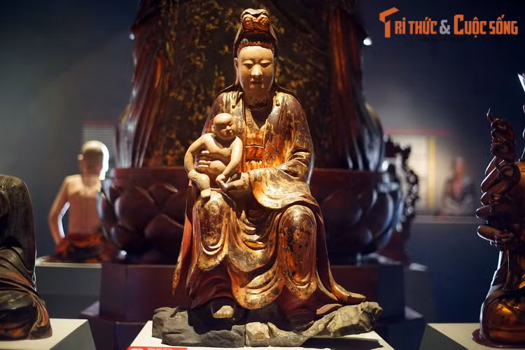 Tượng Quan Âm Tống Tử bằng gỗ sơn thếp vàng, thế kỷ 19. Đến thế kỷ 15, trên tinh thần Tam giáo đồng nguyên, Phật giáo phát triển đồng hành cùng Nho giáo và Đạo giáo, có sự dung hòa về tư tưởng với hai tôn giáo này.
