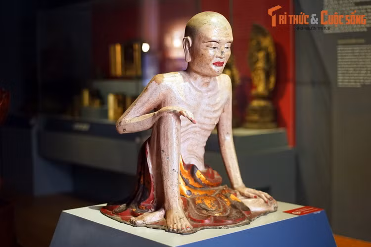 Tượng ngài Tuyết Sơn bằng kim loại phủ sơn, thế kỷ 19. Do sự thăng trầm của lịch sử, nhiều tượng Phật cổ có giá trị đã lưu lạc nhiều nơi. Một phần trong số đó trở thành hiện vật của các bảo tàng ở cả trong và ngoài nước.