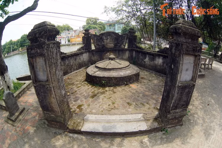 Giếng cổ phía trước đình Nôm (Hưng Yên) với tấm bia "Hạ mã" ở bên trái. Chế tài cho người vi phạm bia "Hạ mã" thường được quy định bằng "phép vua" hoặc "lệ làng", mang tính ràng buộc và răn đe cao, tương tự các loại biển giao thông do nhà nước quy định thời hiện đại.
