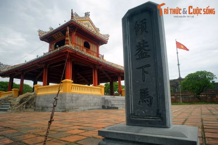 Cận cảnh bia "Khuynh cái hạ mã" ở Phu Văn Lâu. Về chức năng, bia "Hạ mã" có vai trò như tấm bảng thông báo "Vui lòng xuống xe tắt máy dắt bộ" ở nhiều cơ quan công quyền và đền chùa ngày nay.