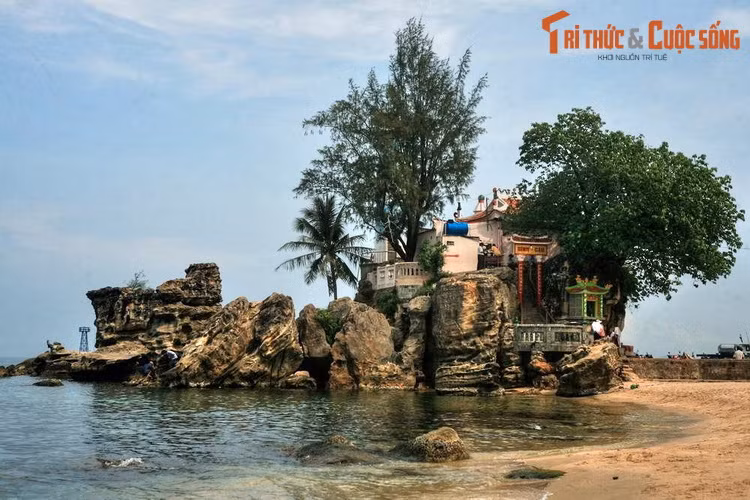 Kiên Giang là tỉnh có hòn đảo lớn nhất Việt Nam, là đảo Phú Quốc với diện tích gần 600 km2. Với việc Phú Quốc được nâng cấp lên thành phố, Kiên Giang cũng trở thành tỉnh duy nhất có thành phố đảo của nước ta. Ảnh: Dinh Cậu ở phường Dương Đông, TP Phú Quốc.