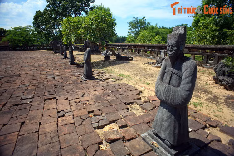 Trục lăng bắt đầu với sân Bái Đình rộng lớn, nơi có hàng tượng đá tái hiện hình ảnh các quan văn võ, các loài vật dùng để cưỡi, được coi là tác phẩm tiêu biểu của nghệ thuật tạc tượng đầu thế kỷ 19 ở Huế. Các công trình tiếp theo là Bi Đình và lầu Đức Hinh (chỉ còn nền móng).