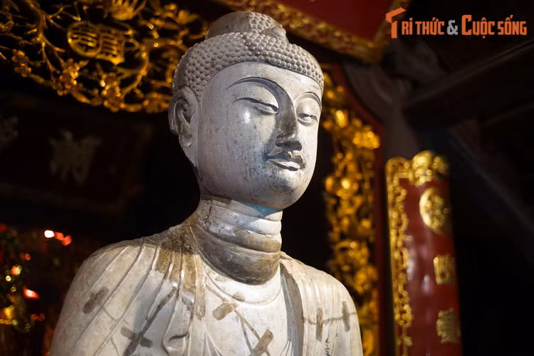 Theo đo đạc, tượng cao 1,86 mét, tính cả phần bệ là 2,69 mét, được tạc với thế ngồi thiền. Vào thập niên 1940, quân Pháp đã đem tượng A Di Đà dùng làm bia để tập bắn khiến tượng bị hủy hoại nặng nề. Sau năm 1954 tượng được phục chế, nhưng không còn nguyên vẹn như trước.