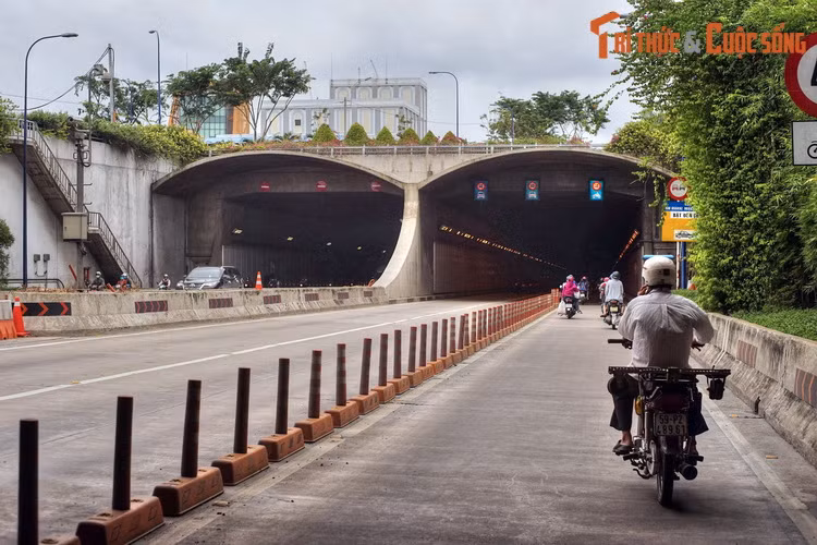 Từ năm 1976, phường Thủ Thiêm trở thành xã Thủ Thiêm thuộc huyện Thủ Đức, TP HCM. Đến năm 1997, xã Thủ Thiêm chuyển thành phường Thủ Thiêm thuộc quận 2 mới thành lập. Ảnh: Đầu hầm bên bán đảo Thủ Thiêm của đường hầm sông Sài Gòn.