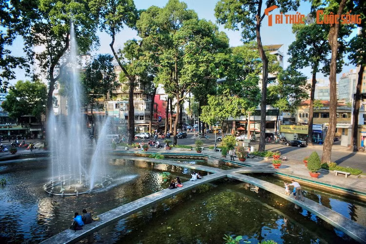 Tuy nhiên, cuốn Phủ Biên Tạp Lục của Lê Quý Đôn viết năm 1776 đã nhắc đến địa danh lũy Sài Gòn. Điều này chứng tỏ địa danh "Sài Gòn" có trước thời điểm người Hoa đến Chợ Lớn nên cách lý giải của cụ Vương Hồng Sến được cho là không thuyết phục. Ảnh: Hồ Con Rùa, TP HCM.
