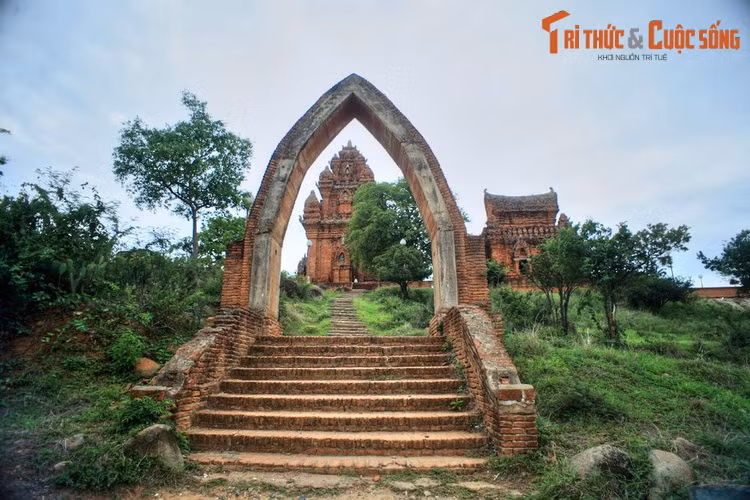  5. Ninh Thuận (590.467 người). Được mệnh danh là vùng đất của nắng và gió, Ninh Thuận đem lại cho khách du lịch trải nghiệm khó quên nhờ nhiều bãi tắm đẹp cùng sự huyền bí của các tòa tháp Chăm cổ. Đây cũng là một trong số ít tỉnh thành sở hữu hai Vườn quốc gia (Phước Bình và Núi Chúa). Ảnh: Tháp Po Klong Garai ở Ninh Thuận.