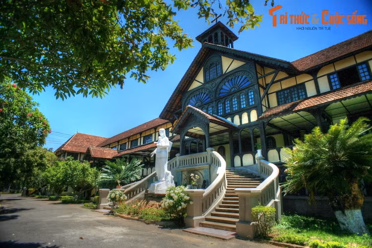  8. Kon Tum (9.689,6 km2). Được làm bằng gỗ với quy mô hoành tráng, nhà thờ Chính tòa (nhà thờ Gỗ) và tòa Giám mục là những công trình kiến trúc ấn tượng thu hút nhiều du khách tham quan của tỉnh Kon Tum. Các địa điểm hấp dẫn khác của tỉnh này là thị trấn Măng Đen, hồ Yaly, suối nước nóng Đắk Tô... Ảnh: Tòa Giám mục ở TP Kon Tum.