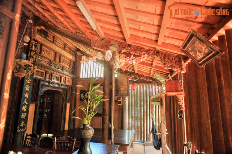 Mỗi ngôi nhà cổ lại là một bộ sưu tập các tác phẩm điêu khắc gỗ tinh xảo, thể hiện qua các bộ kèo, xiên, trính, vách cửa, hoành phi, liễn đối...