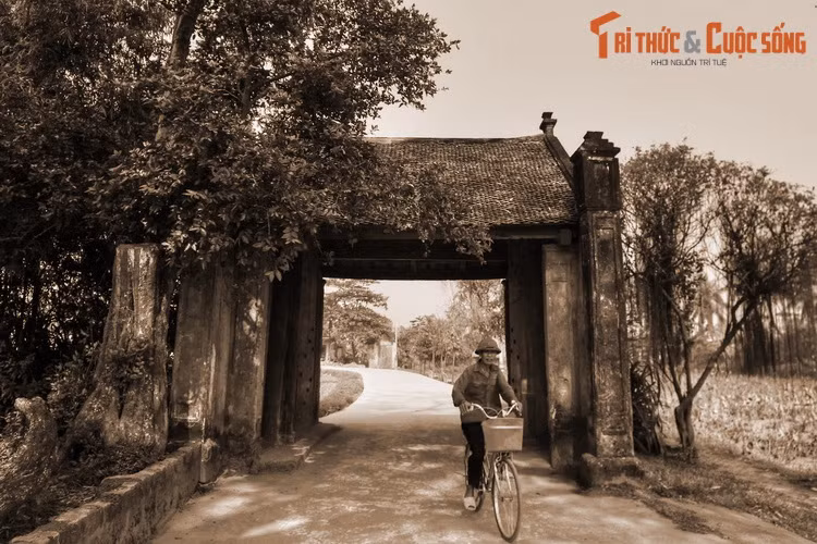 Cho đến nay, một truyền thuyết đầy kỳ bí vẫn còn được lưu truyền ở Đường Lâm. Theo đó, làng cổ Đường Lâm gồm chín làng hợp lại, trong đó, làng Mông Phụ giữ vị trí trọng tâm, có vai trò đặc biệt quan trọng về phong thủy. Ảnh: Cổng làng Mông Phụ.