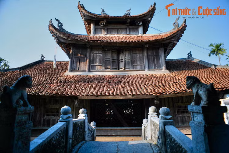 Theo các sử liệu, chùa Bút tháp có từ đời vua Trần Thánh Tông, đến năm 1647 được xây lại và kiến trúc về cơ bản được gìn giữ từ thời đó đến nay. Chùa được xây theo kiểu "nội công ngoại quốc", công trình nổi bật là tòa Tích Thiện Am ba gian hai chái, chính giữa có hai tầng gác nhô cao.