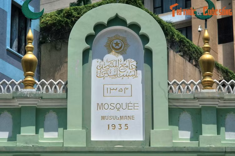 Do nằm ở trung tâm quận 1, thánh đường Jamia Al-Musulman là nơi tập trung đông đảo tín đồ Hồi giáo từ nhiều quốc gia đến hành lễ. Có thể coi đây là một thánh đường Hồi giáo quốc tế của Sài Gòn - TP HCM.