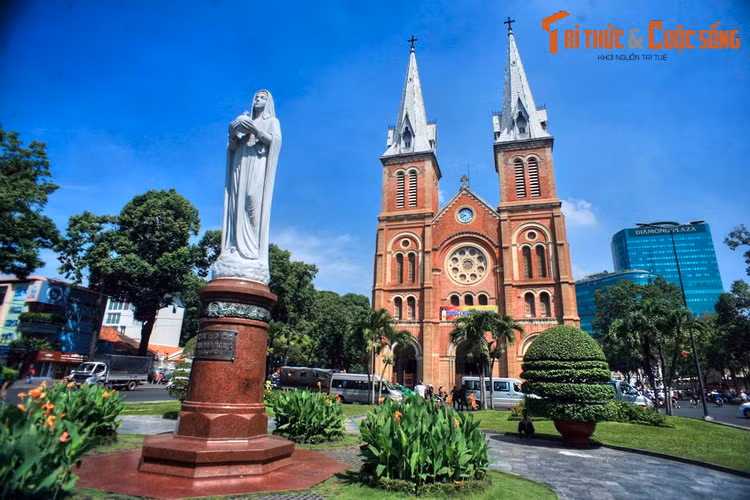 2. Tọa lạc tại khu vực trung tâm quận 1, nhà thờ Chính tòa Đức Bà Sài Gòn là một trong những công trình kiến trúc thời thuộc địa nổi tiếng nhất Sài Gòn - TP HCM. Nhà thờ được khánh thành ngày 11/4/1880 với tên gọi ban đầu là nhà thờ Nhà nước (do được nước Pháp xây dựng và quản lý).