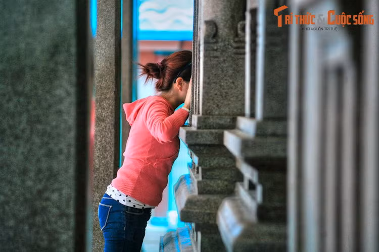 Theo thông lệ, nhiều người đến phía sau phòng thờ Bà Mariamman úp mặt vào những phiến đá hoa cương để cầu nguyện với mong muốn vị nữ thần nghe thấy và biến điều ước thành hiện thực. Người cầu nguyện phần lớn là phụ nữ...