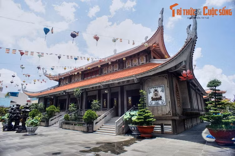 Ban đầu chùa gồm tòa nhà trung tâm có hai tầng (gồm các điện thờ, giảng đường, văn phòng, thư viện...), bảo tháp Quán Thế Âm, cơ sở dành cho hoạt động xã hội. Về sau, chùa có thêm các công trình khác như Bảo tháp Xá Lợi Cộng đồng, Tháp đá Vĩnh Nghiêm, Phương trượng đường…