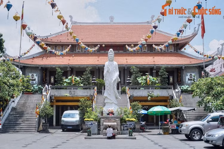 Tọa lạc trên một khuôn viên rộng thoáng, diện tích khoảng 6.000 m2, chùa Vĩnh Nghiêm là công trình tiêu biểu cho phong cách kiến trúc Phật giáo Việt Nam hiện đại. Kiến trúc sư Nguyễn Bá Lăng đã thiết kế chùa với sự cộng tác của các ông Lê Tấn Chuyên và Cổ Văn Hậu.
