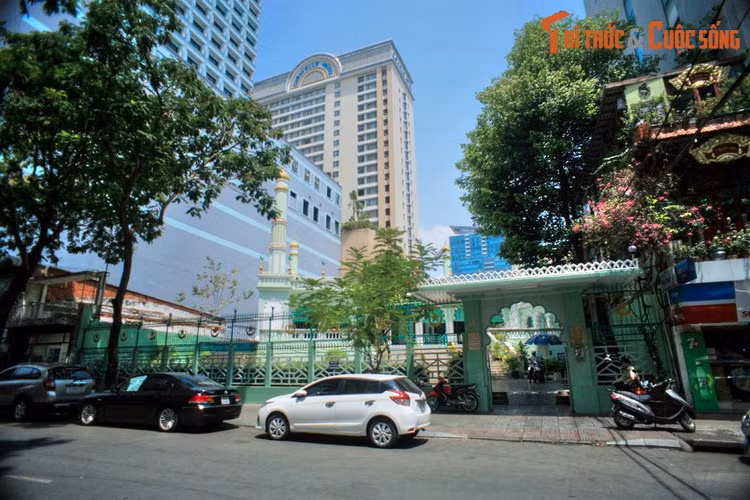 3. Tọa lạc tại số 66 Đông Du, thánh đường Jamia Al-Musulman là thánh đường Hồi giáo có kiến trúc tráng lệ bậc nhất TP HCM. Công trình được được các tín đồ Hồi giáo đến từ Nam Ấn Độ đóng góp tiền xây dựng vào năm 1935 để phục vụ nhu cầu hoạt động tâm linh tại Sài Gòn.