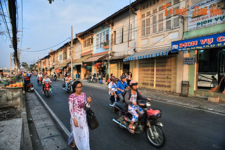 Đó là cách người Triều Châu hay người Tiều, cộng đông sinh sống khá đông ở đây, phát âm từ “thổ khố”, nghĩa là khu nhà gạch. Theo thời gian, người Việt đọc trại từ "Tàu Khậu" thành "Tàu Hủ", từ đó thành tên con kênh.