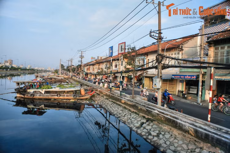 Các học giả miền Nam xưa đã lý giải tên gọi kênh Tàu Hủ theo hướng khác. Theo các cụ Trương Vĩnh Ký và Huỳnh Tịnh Của thì đoạn phố đi ngang qua con kênh của Chợ Lớn vốn được gọi là Tàu Khậu.