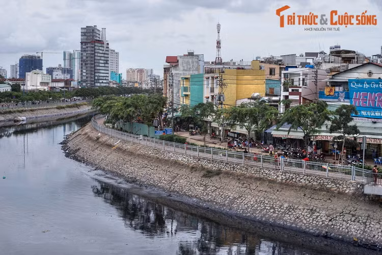 Đến đầu thế kỷ 20, kênh Tàu Hủ trở thành tuyến đường giao thông thủy huyết mạch của nền kinh tế lúa gạo Chợ Lớn. Dọc hai bờ kênh tập trung nhiều nhà xay xát gạo. Dưới lòng kênh, những con tàu chất đầy các bao tải gạo qua lại như mắc cửi.
