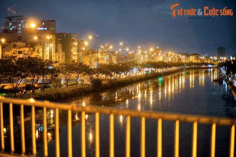 Nhắc đến kênh Tàu Hủ, nhiều người không khỏi tò mò về xuất xứ tên gọi dòng kênh này vì "tàu hủ" (hay đậu hũ, người miền Bắc gọi là tào phớ) vốn là tên một món ăn rất hấp dẫn có nguồn gốc Trung Hoa.