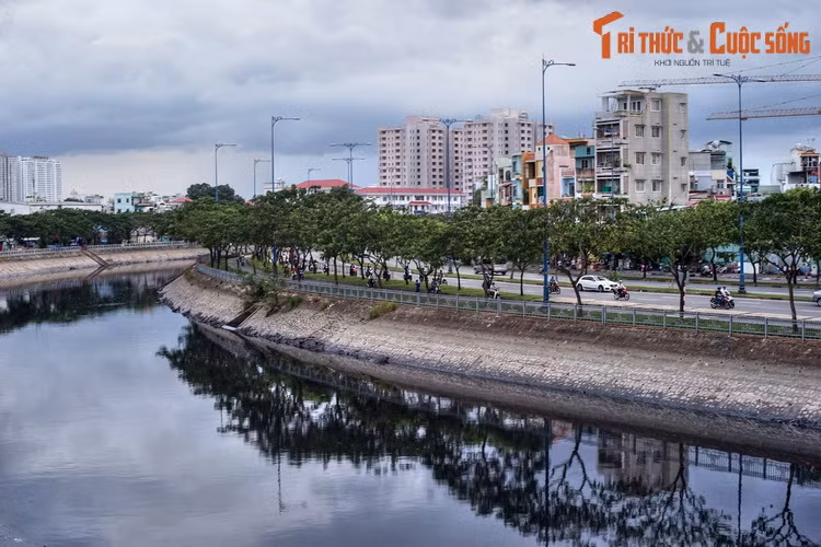 Có lẽ ý kiến trên được đưa ra chỉ để... cho vui, vì tên gọi kênh Tàu Hủ đã có từ lâu đời, trong khi vấn nạn ô nhiễm mới chỉ xuất hiện ở các con kênh Sài Gòn từ giữa thế kỷ 20.