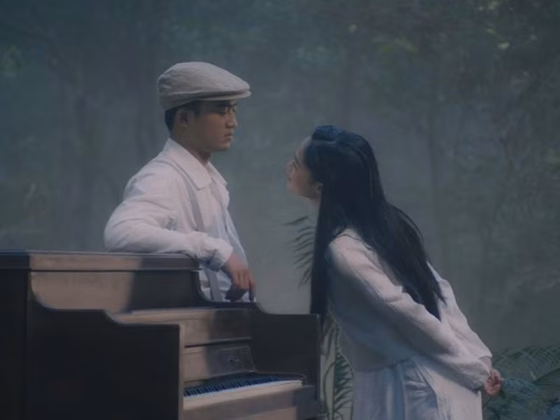 “Ban đầu, mọi người trong đoàn lo là chúng em khó có thể hoàn thành những cảnh quay giữa hai nhân vật. Tuy nhiên trong quá trình làm việc, em và anh Đam trò chuyện với nhau nhiều hơn, bàn bạc để tìm ra phương án tốt nhất để thể hiện nhân vật. Em phải tưởng tượng mình chính là nhân vật, hòa nhập hoàn toàn vào câu chuyện. Sau nhập vai quá, có những phân cảnh, chúng em diễn một đúp ăn ngay (cười)”, Thùy Linh chia sẻ trên Tiếng Nói Việt Nam về sự hợp tác với Doãn Quốc Đam. Ảnh: Dân Trí.