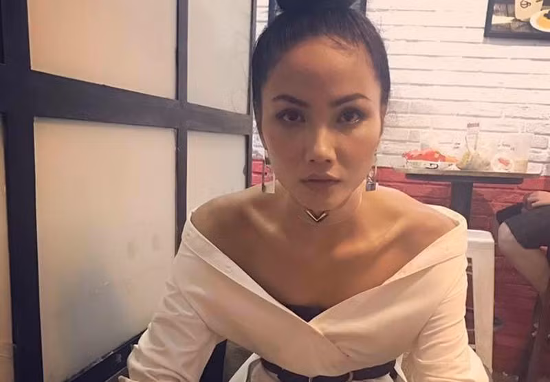 K’Brơi - người bạn trong giới người mẫu của H’hen Niê tiết lộ cô bạn thân từng chia sẻ cô hết tiền khi đi hoa hậu, thậm chí vẫn còn nợ 4 triệu.