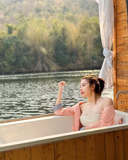 Nathayada thường xuyên diện trang phục xẻ ngực sâu hoặc cúp ngực.